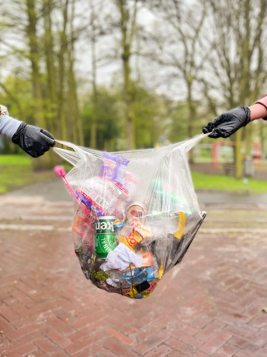 Zwerfafval in een zak
