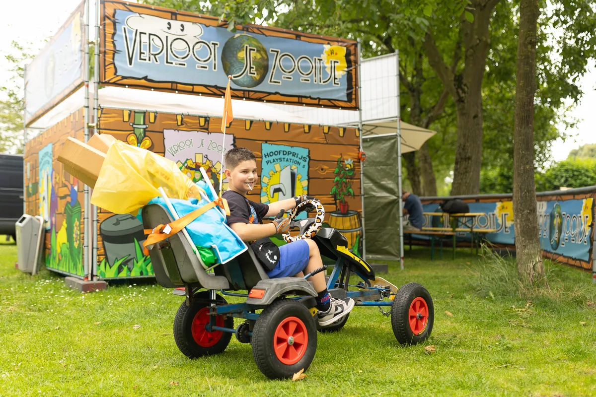 Kind op een skelter bij de Verloot je Zooitje-stand